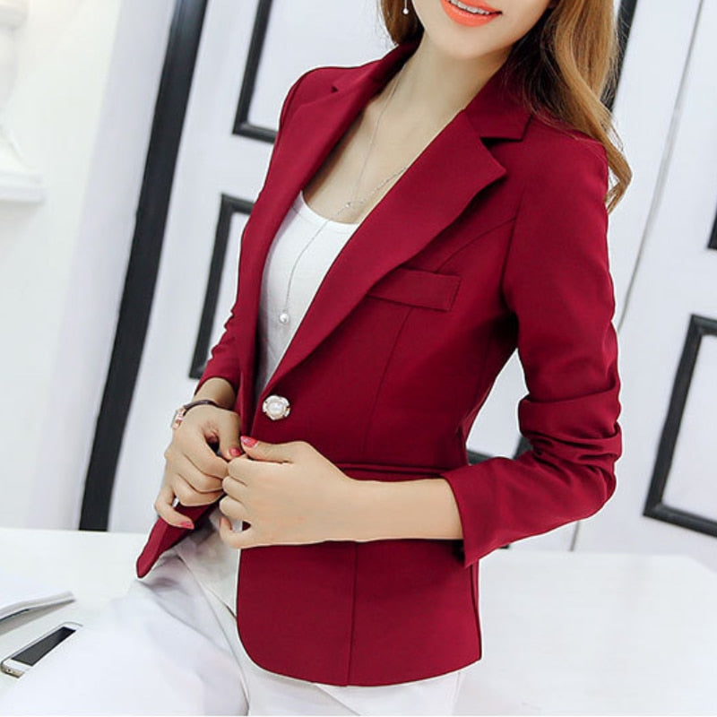 Kort slim fit blazer med lommer for dame – kontorblazer med hakkrage og én knapp