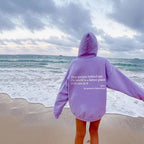 Unisex hettegenser med trykt budskap – myk hoodie i ti farger