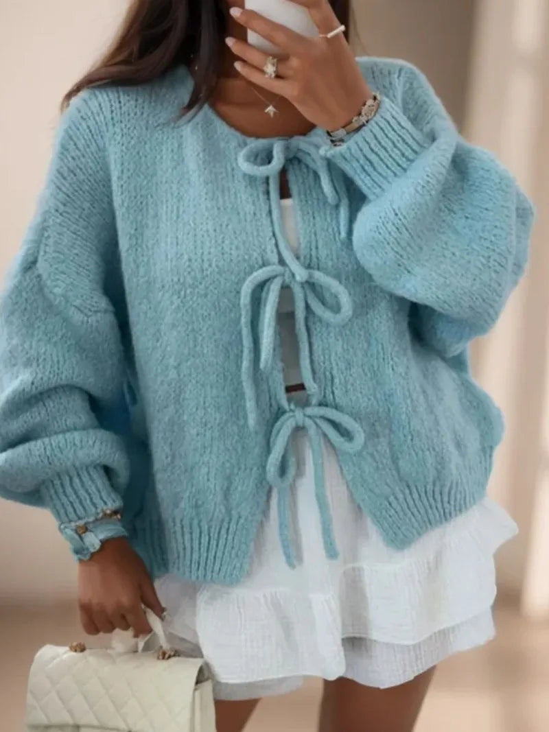 Strikkejakke med sløyfelukning for dame – løs cardigan i boho-stil