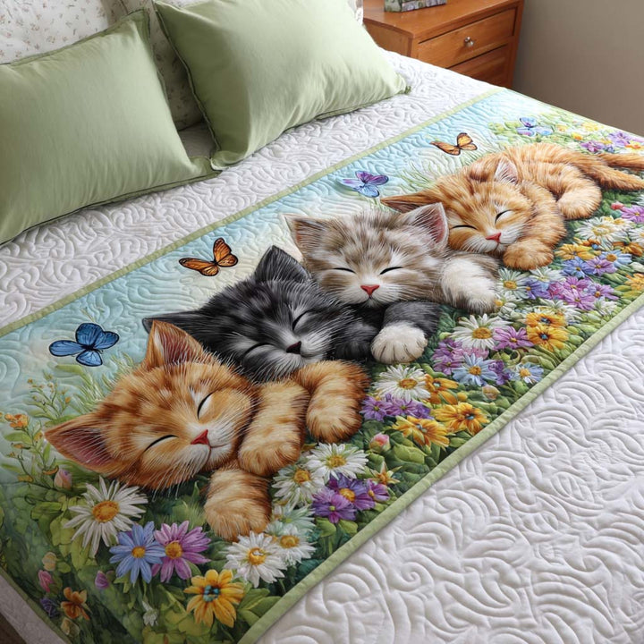Sengeløper - Sovende kattunger blant blomster