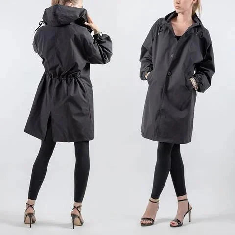 Trenchcoat med hette for dame – avslappet og figursydd kåpe i ni farger