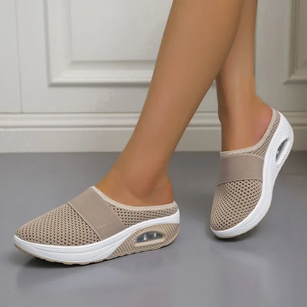 Slip-on sko i mesh med kilesåle og åpen hæl for dame – åtte farger