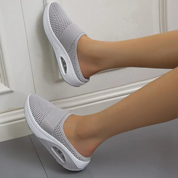 Slip-on sko i mesh med kilesåle og åpen hæl for dame – åtte farger