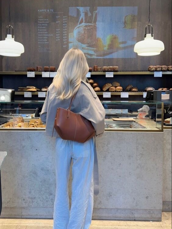 Romslig vintage tote bag i kalveskinn for dame – skulderveske med mykt fôr