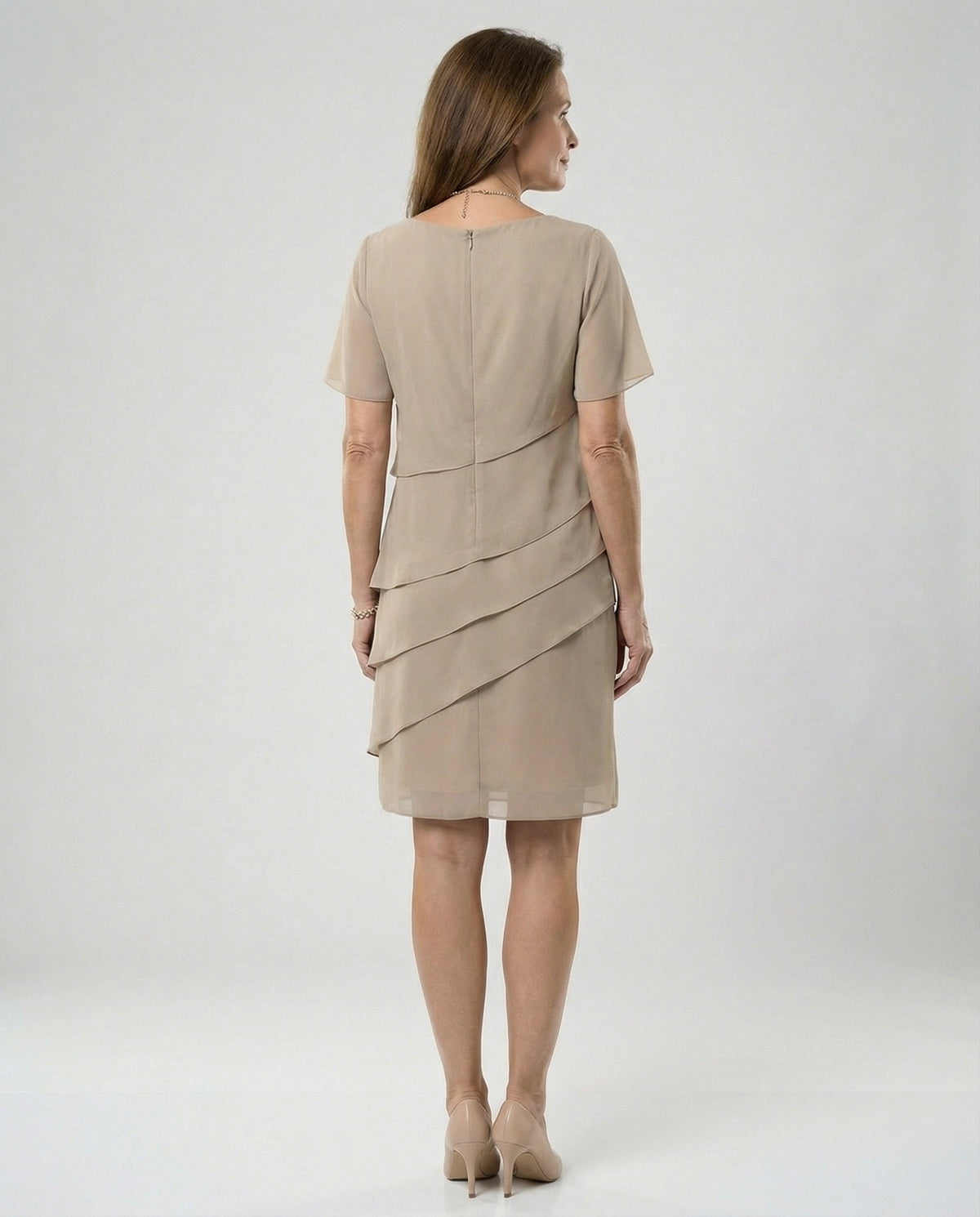 Knelang chiffonkjole for dame med korte ermer og lagdelt front – elegant kjole
