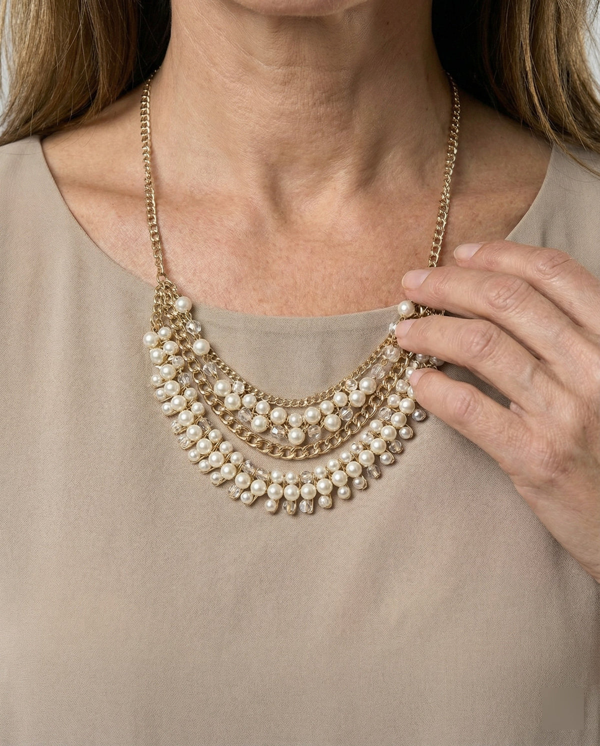 Knelang chiffonkjole for dame med korte ermer og lagdelt front – elegant kjole