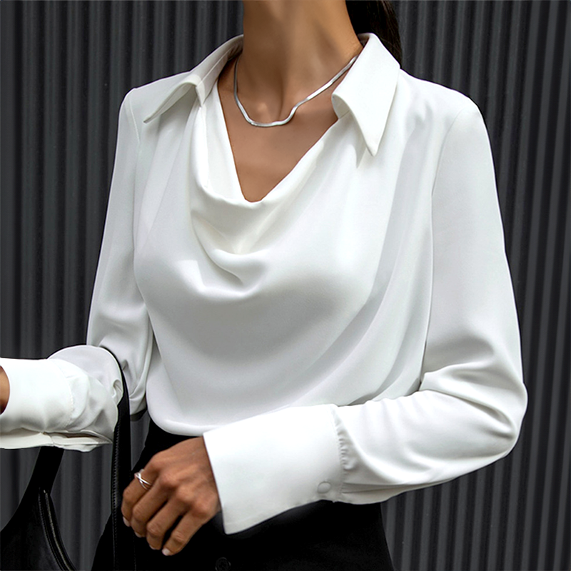 Elegant og feminin bluse for dame – til kontor og fest, blå og hvit