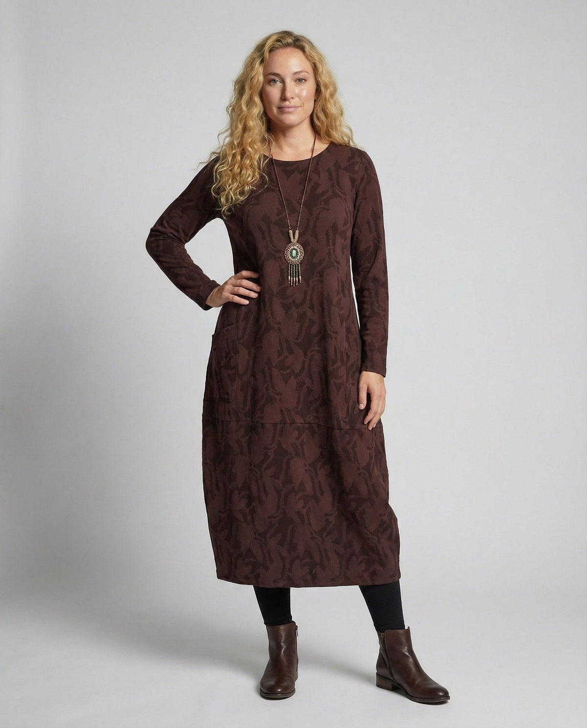 Langermet kjole med lommer og vintagemønster for dame – feminin og behagelig